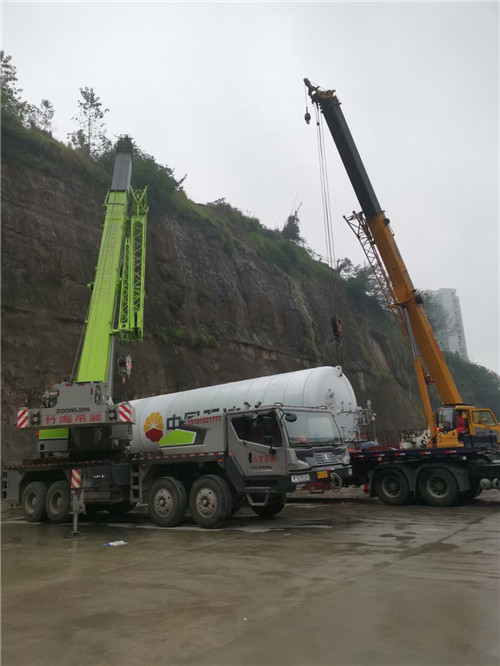 凤台县“不怕风雨冻”—— 吊车的 “恶劣环境适应” 技术